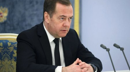 Medvedev bir neçə ölkə liderini istefaya çağırdı