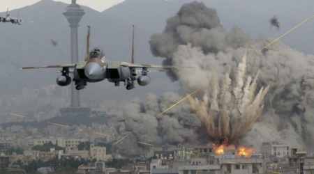 İsrail qırıcıları Suriyada Mezzeh hava bazasını bombalayır - VİDEO