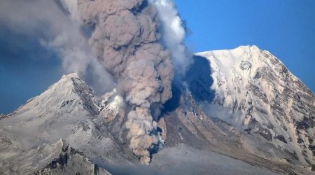 Rusiyada vulkan püskürdü: Aviaşirkətlərə xəbərdarlıq edildi