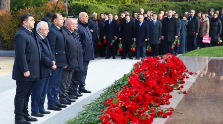 Azərbaycan Həmkarlar İttifaqları Konfederasiyasının kollektivi Ulu Öndərin məzarını ziyarət etdi - FOTO