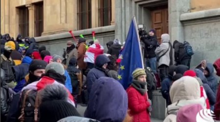 Gürcüstanda seçkiöncəsi GƏRGİNLİK – Etirazçılar parlamentin qarşısına TOPLAŞIR – VİDEO