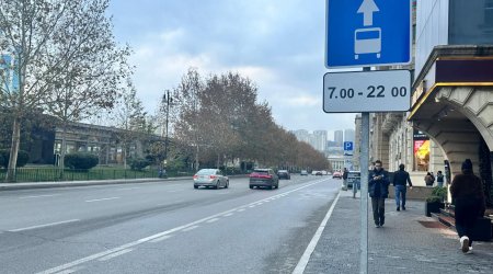 Daha bir küçədə avtobus zolağının qüvvədə olma vaxtını bildirən yol nişanı quraşdırıldı