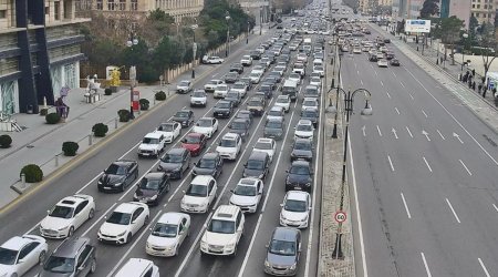 Bakının bir sıra yollarında TIXAC yaranıb - SİYAHI