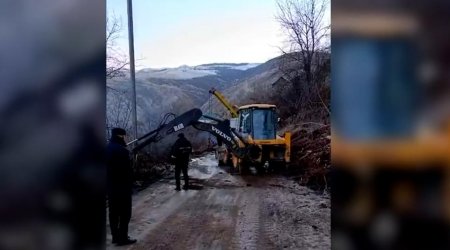 Göygöldə sürüşmə: Yol bağlandı - VİDEO