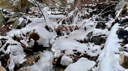 Şahdağda şəlalələr, bulaqlar dondu - FOTO