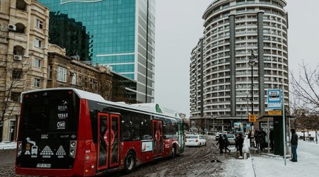 Qarlı havada 40-dan çox avtobus qəzaya düşüb