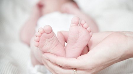 Qubada DƏHŞƏT - Sanitar qovşaqda doğuş edən qadın körpəsini öldürmək istədi