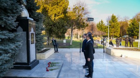 Azərbaycan nümayəndə heyəti Buxarestdə Heydər Əliyevin abidəsini ziyarət etdi - FOTO
