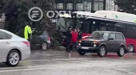 "BakuBus" Yasamalda ağaca ÇIRPILDI – VİDEO