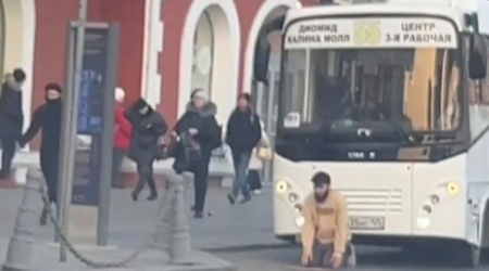 Avtobusu saxlayıb namaz qılan sürücü işdən qovulub