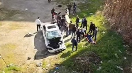 Bakıda park halında olan avtomobil dərəyə yuvarlandı: Xəsarət alan var - FOTO