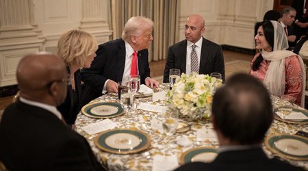 Tramp iftar süfrəsi açdı - FOTO