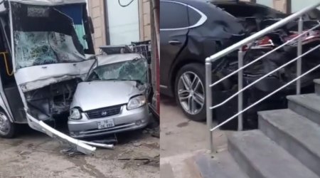 Bakıda avtobus iki maşınla toqquşdu - VİDEO