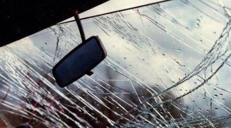 Göygöldə minik maşını dirəyə çırpılıb, xəsarət alan var