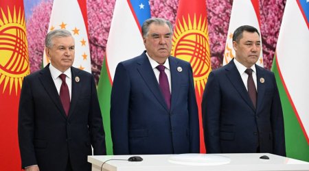 Özbəkistan, Tacikistan və Qırğızıstan prezidentləri dostluq stelasını açıblar - FOTO