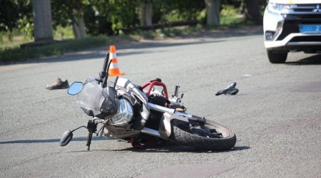 Daha bir motosiklet QƏZASI – Sürücü xəstəxanalıq oldu