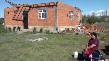 Qaxda altı nəfərlik ailə evsiz QALDI - FOTO