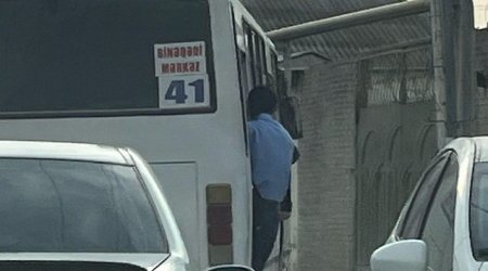 41 saylı avtobusda RƏZALƏT: Sərnişinlər qapıdan asılı vəziyyətdə daşınır - VİDEO