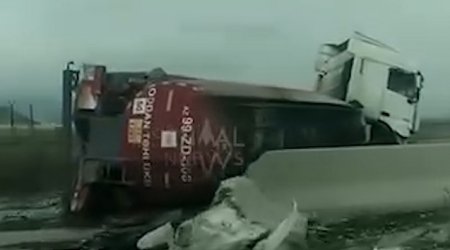 Siyəzəndə yanacaq daşıyan yük avtomobili aşdı - YOL BAĞLANDI -FOTO/VİDEO
