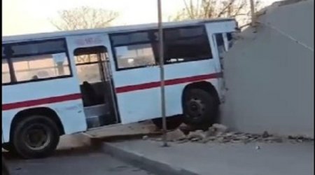 Sərnişin avtobusu hasara çırpıldı – VİDEO