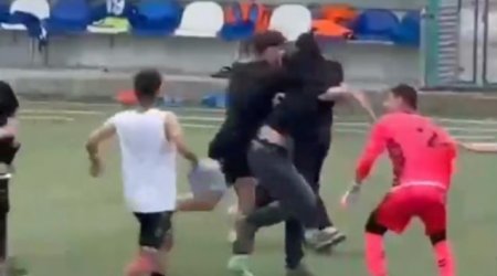 Azarkeş meydana girib futbolçunu bıçaqladı –ANBAAN VİDEO