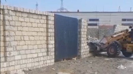 Sumqayıtda qanunsuz tikilən hasar söküldü - VİDEO