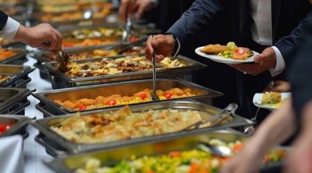 “Başqa yerdə bişirilən köhnə yeməklər restoranlara gətirilir və qızdırılıb müştəriyə verilir” – ŞOK İDDİA