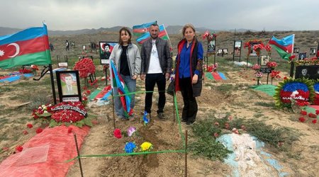 Vüqar Nadirov atasının məzarını tapdı – FOTO