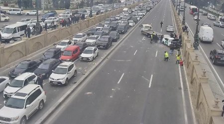 Sürücülərə ÇAĞIRIŞ: Qəza zamanı avtomobili saxlayıb hadisəni telefonla çəkmək sıxlıq yaradır - FOTO
