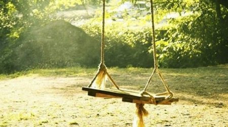 Yelləncəyin ipi 15 yaşlı qızın boğazına dolandı – VƏZİYYƏTİ AĞIRDIR