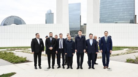Rumıniya Senatının sədri Bakıda Zəfər parkını ziyarət etdi – FOTO