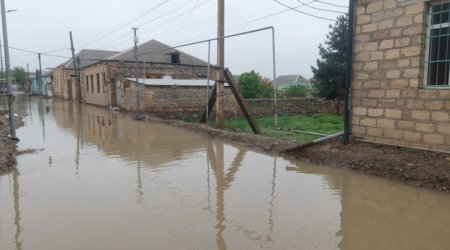 Gəncədə yağış suları küçələri basdı – FOTO