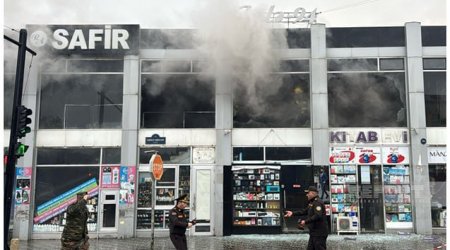 Sumqayıtda ticarət mərkəzi yanır - FOTO