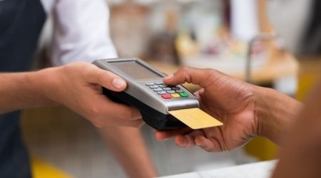 Qiymətləri yüksəldir, kartdan istifadəyə marağı azaldır... – Bankların yüksək komissiya faizlərinin FƏSADLARI