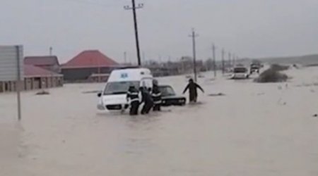 Təcili yardım maşını da suda batdı – FOTO/VİDEO