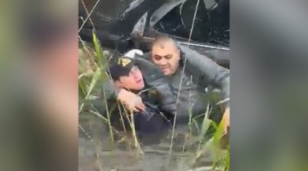 Polis suya düşən sürücünü belə xilas etdi – VİDEO