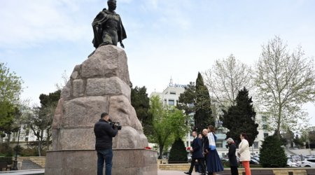 Sloveniya Baş nazirinin müavini Bakıda Mehdi Hüseynzadənin abidəsini ziyarət etdi - FOTO