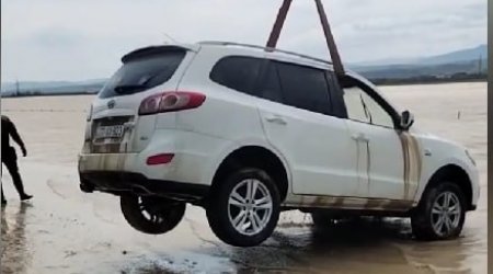 Ödənişli yolda suda batan maşının çıxarılma anı – VİDEO