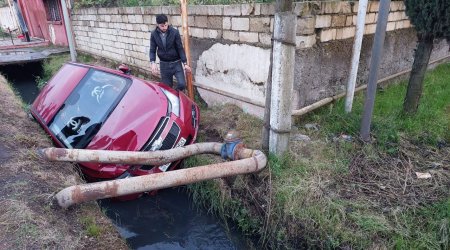 Lənkəranda avtomobil kanala düşdü, qadın sürücü xəsarət aldı - FOTO