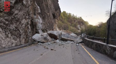 Quba-Qonaqkənd yolunda qaya uçdu: Yol bağlandı - VİDEO