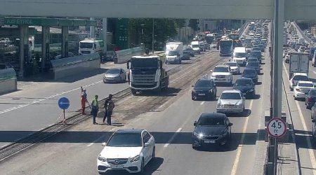 Bakıdakı bu mərkəzi yolda təmirlə bağlı sıxlıq yaranıb - FOTO
