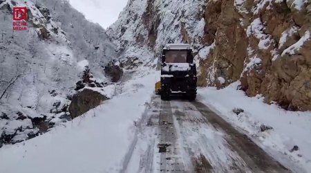Qar Qubanın bu kəndinə gedən yolu da bağlayıb