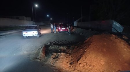 Gəncədə maşın quma çırpılaraq aşdı - FOTO