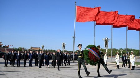 Prezident Pekində Xalq Qəhrəmanları Abidəsini ziyarət etdi - FOTO