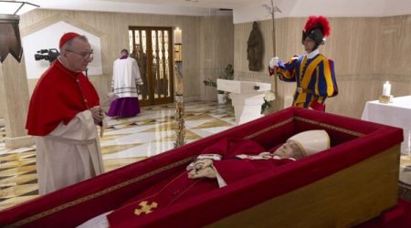 Papanın tabutunun altına Azərbaycan xalçası sərilib – FOTO