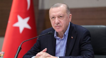 Ərdoğan zəlzələyə görə evlərini tərk edərək küçədə qalan insanlarla görüşdü – VİDEO