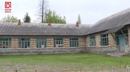 Zaqatala məktəbi QƏZALI vəziyyətdə - Pəncərələr taxta ilə qapadılıb, sinifdə ilanlar peyda OLUR – FOTO