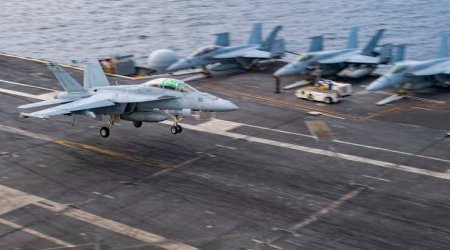 ABŞ-a məxsus F-18 təyyarə təyyarədaşıyan gəmiyə ÇIRPILDI - FOTO