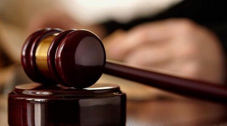 Məhkəmədə ana onu döyən oğlunu bağışladı
