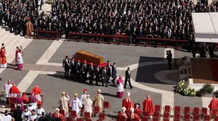 Roma Papasının dəfnində maraqlı an: İran mollasının bu hərəkəti GÜNDƏM OLDU - VİDEO